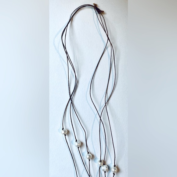 Freshwater pearl necklace with leather accent - Picture 5 of 7